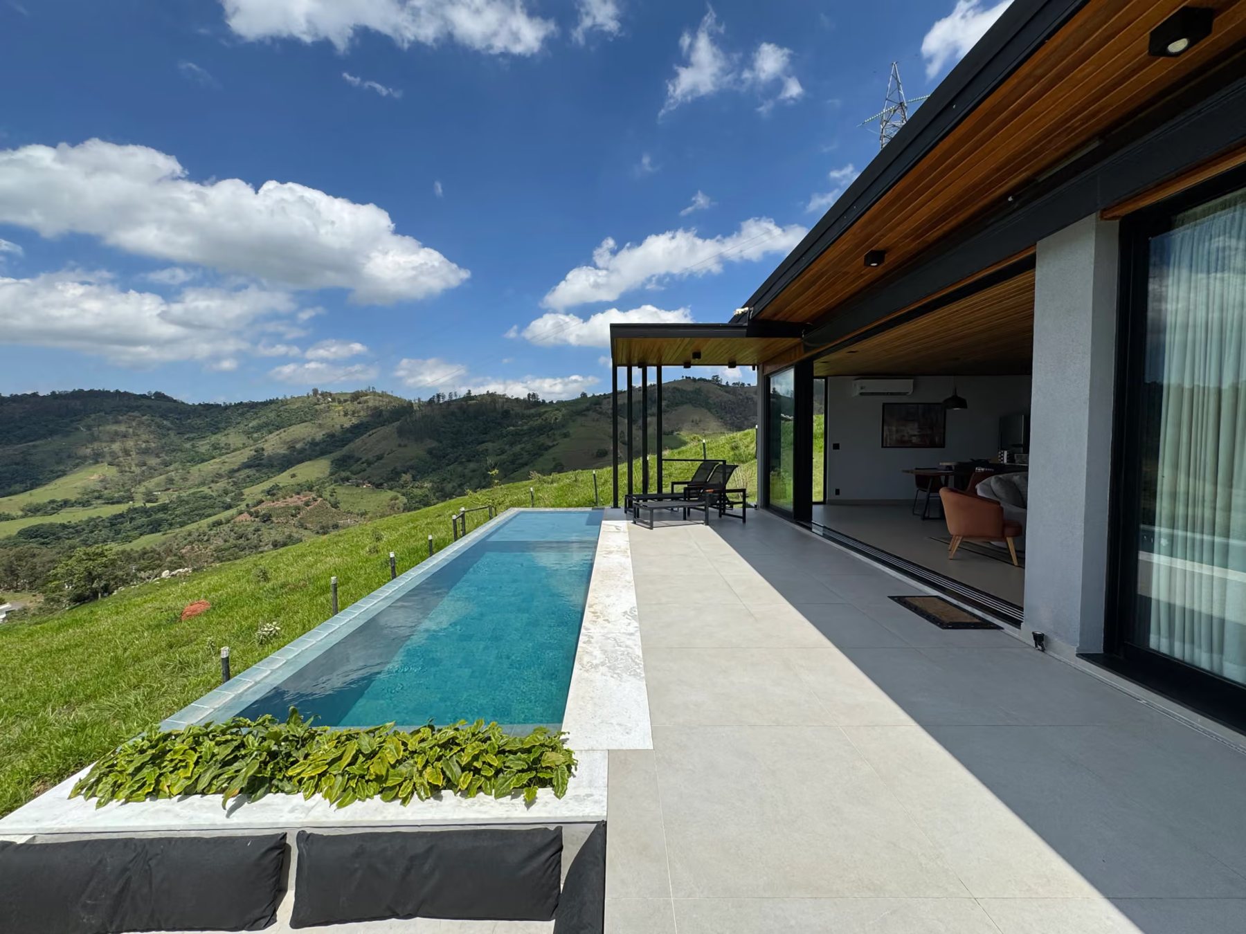 Piscina aquecida da Casa Vista com vista para a serra